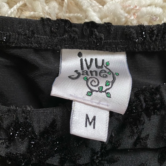 Adorable black velvet skirt - Picture 3 of 3